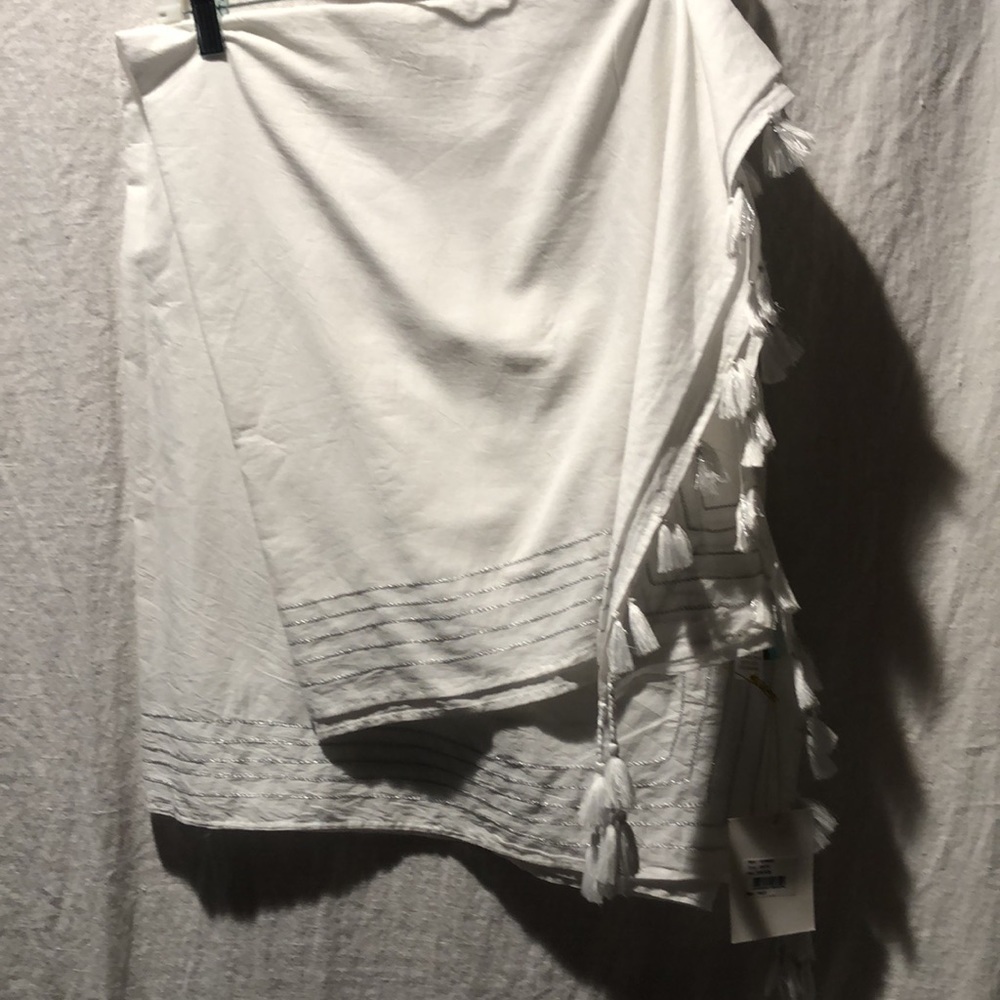 NWT WHITE DIA Collection cotton and silver thread and tassel wrap style one size